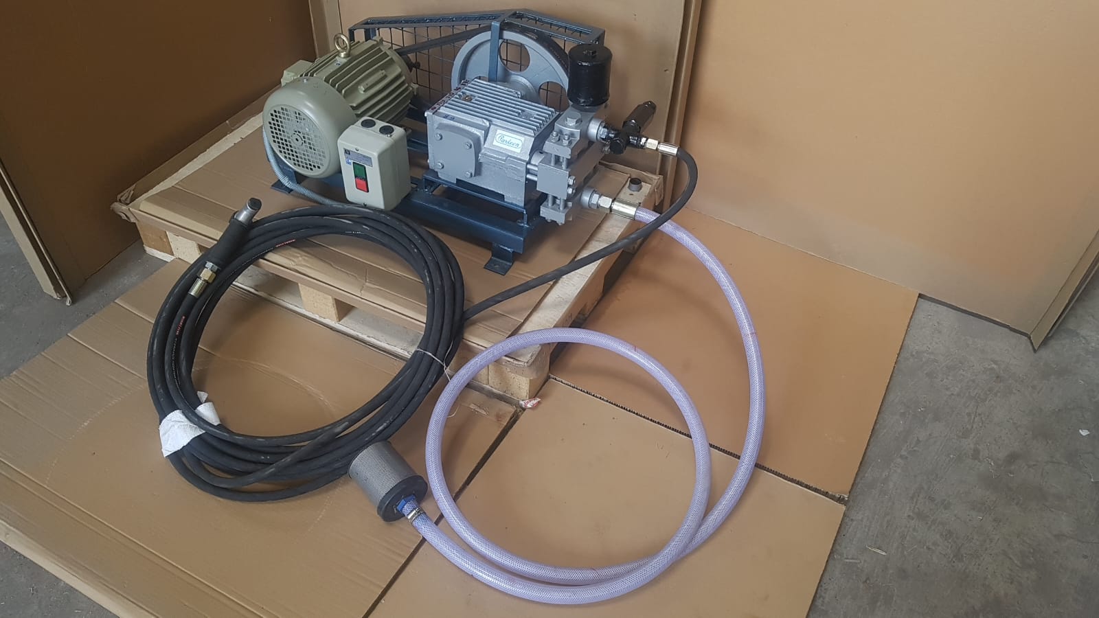 Receiver mounted compressor